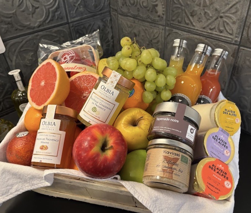 Étiquette unique avec la police Patrick, complétée par un fond de motifs de design français.