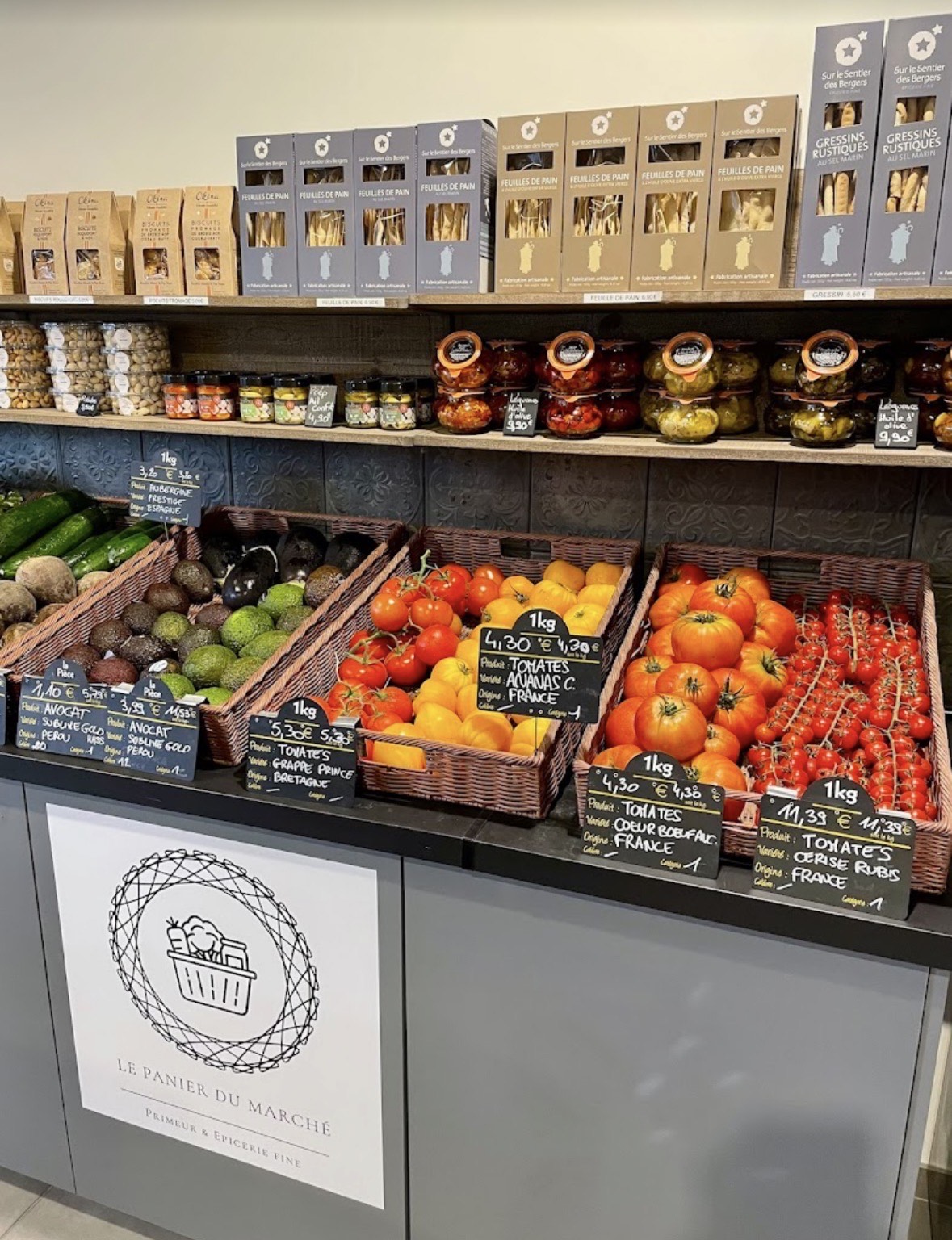 Une bouteille de jus d'orange sur une table à côté d'un panier tressé, créant une ambiance chaleureuse pour un petit-déjeuner à la française.