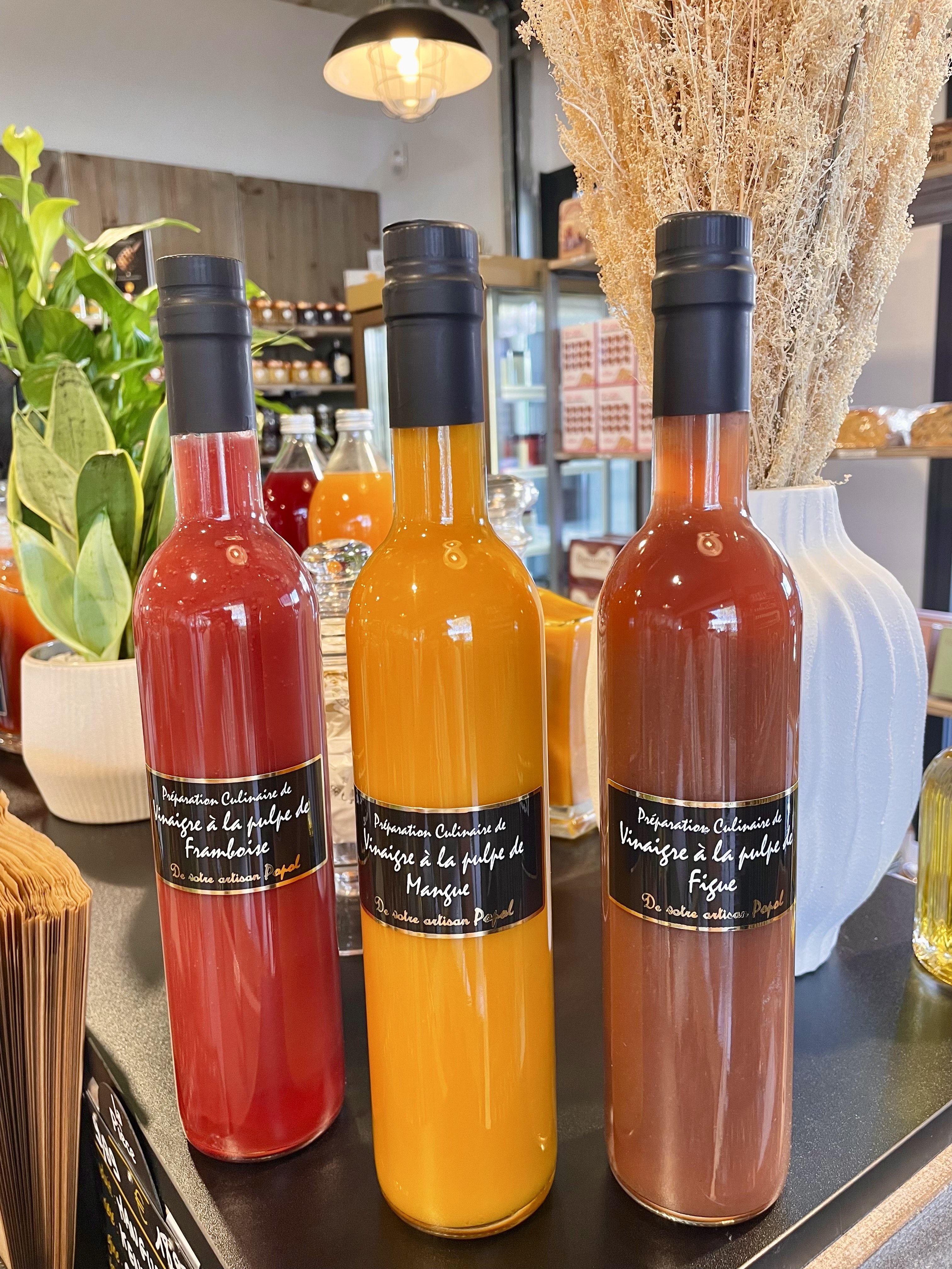 Une sélection de fromages français et de raisins frais disposés sur une table rustique en bois.